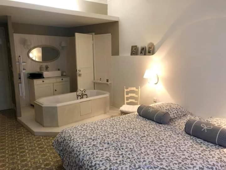 Le 4 Feuilles En.Camargue Hotell Bernis Exteriör bild